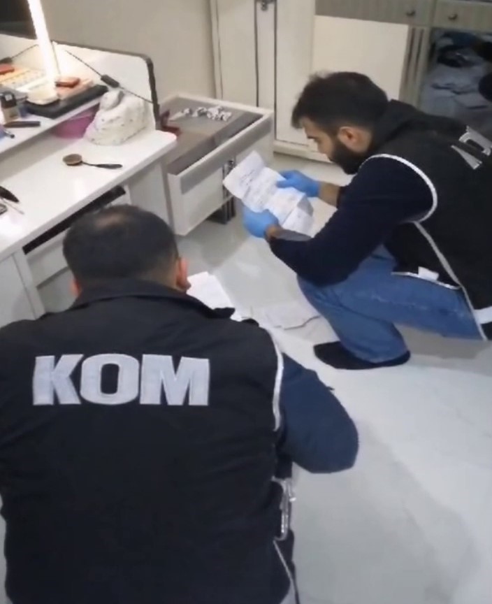 Antalya merkezli 5 ildeki usuls&uuml;z esnaf kredisi operasyonuna ait g&ouml;r&uuml;nt&uuml;ler paylaşıldı
