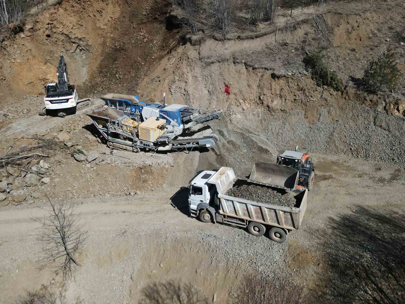 Kastamonu&rsquo;da kışın hasar g&ouml;ren k&ouml;y yollarında onarım mesaisi
