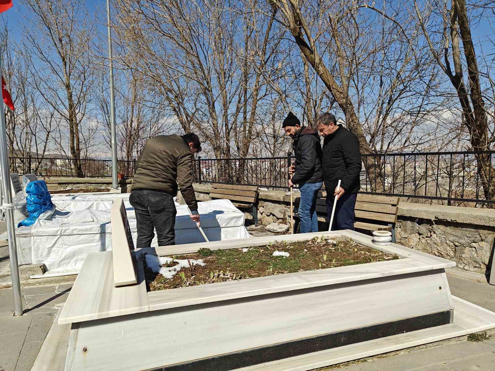Muş’ta bayram öncesi şehit mezarlıklarında bakım ve temizlik yapıldı
