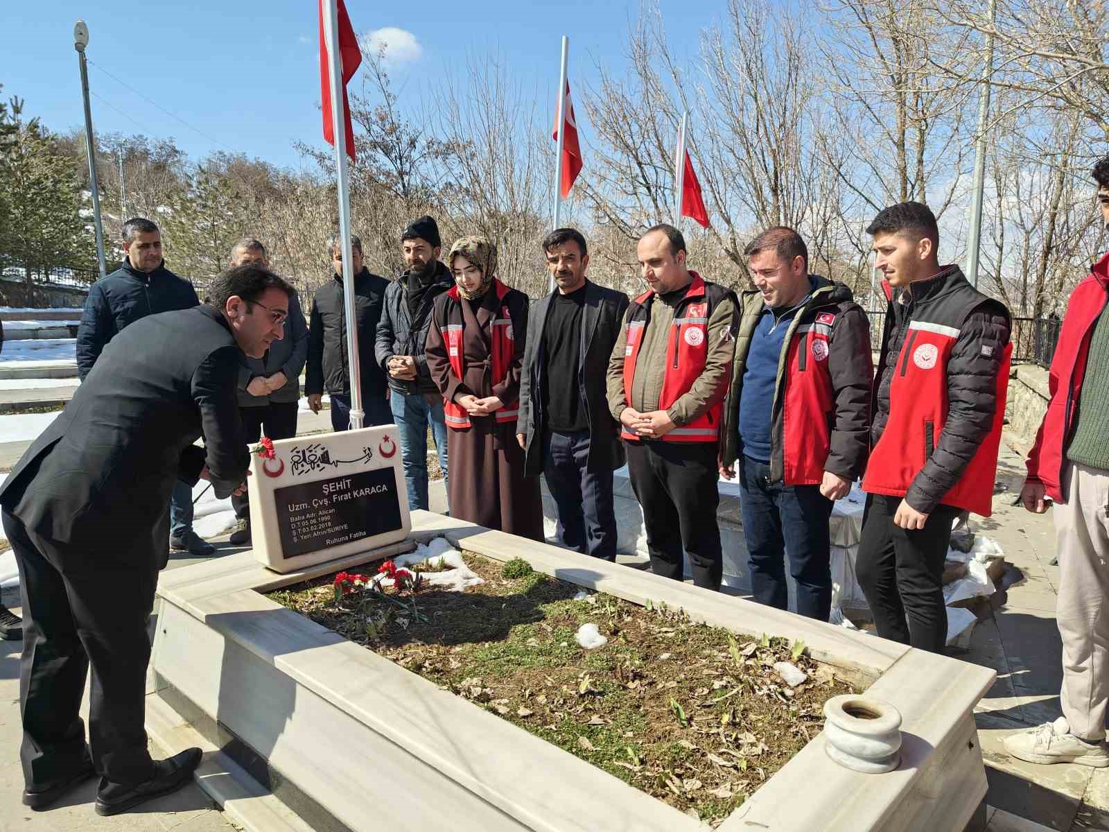Muş&rsquo;ta bayram &ouml;ncesi şehit mezarlıklarında bakım ve temizlik yapıldı
