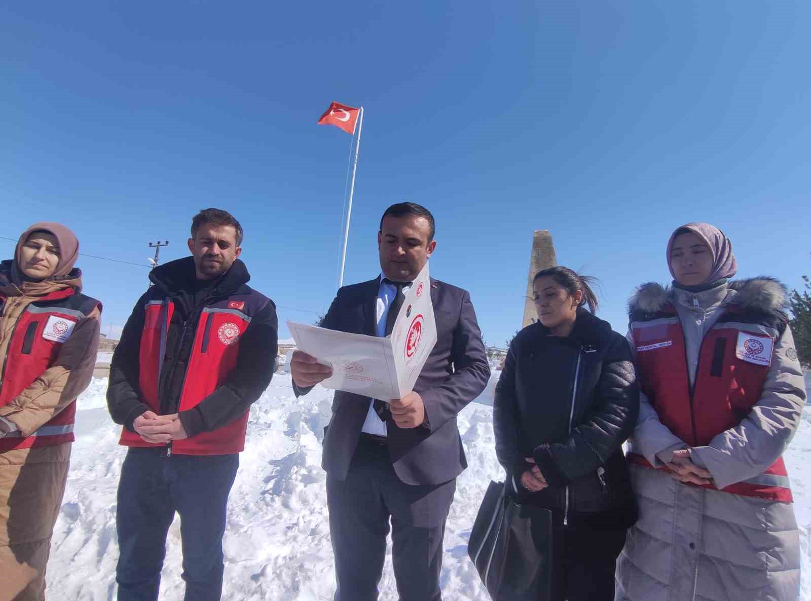 Karla kaplanan şehitlikte temizlik yaptılar
