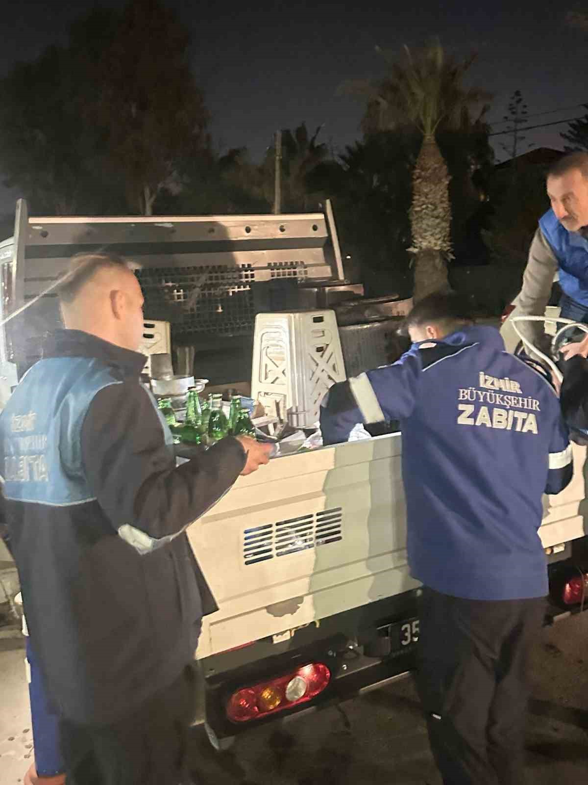 İzmir&rsquo;de iki bardak &ccedil;ayı 300 liraya satan satıcıların malzemelerine el konuldu
