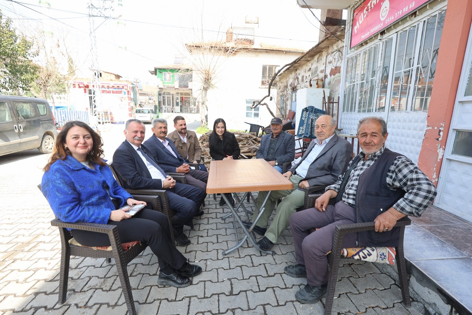 Vatandaşların talepleri dinlenip &ccedil;&ouml;z&uuml;m &uuml;retiliyor
