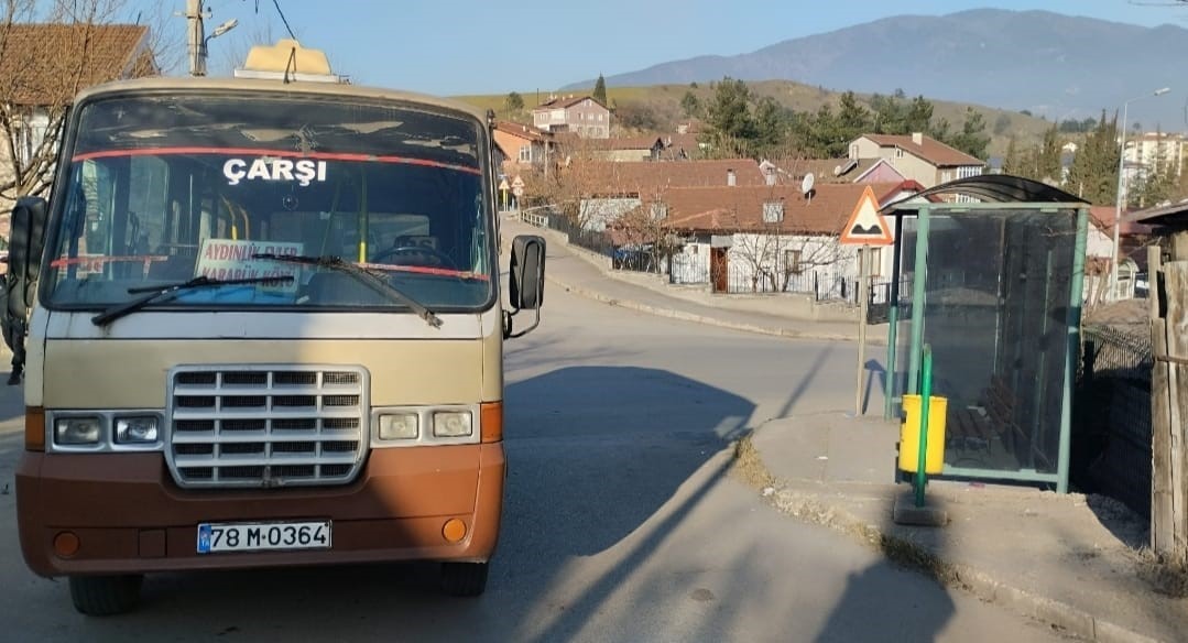 Minibüsle çarpışan motosikletteki 2 kişi yaralandı