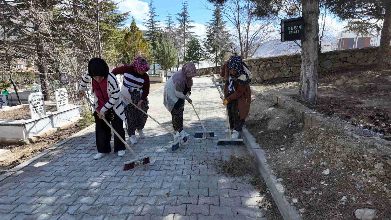 Yahyalı Belediyesi&rsquo;nden bayram &ouml;ncesi mezarlıklarda temizlik &ccedil;alışması
