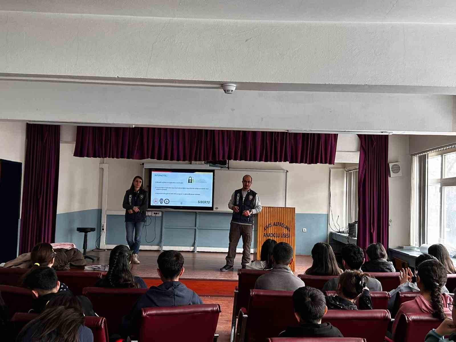 Kars emniyetinden &ouml;ğrencilere siber g&uuml;venlik eğitimi
