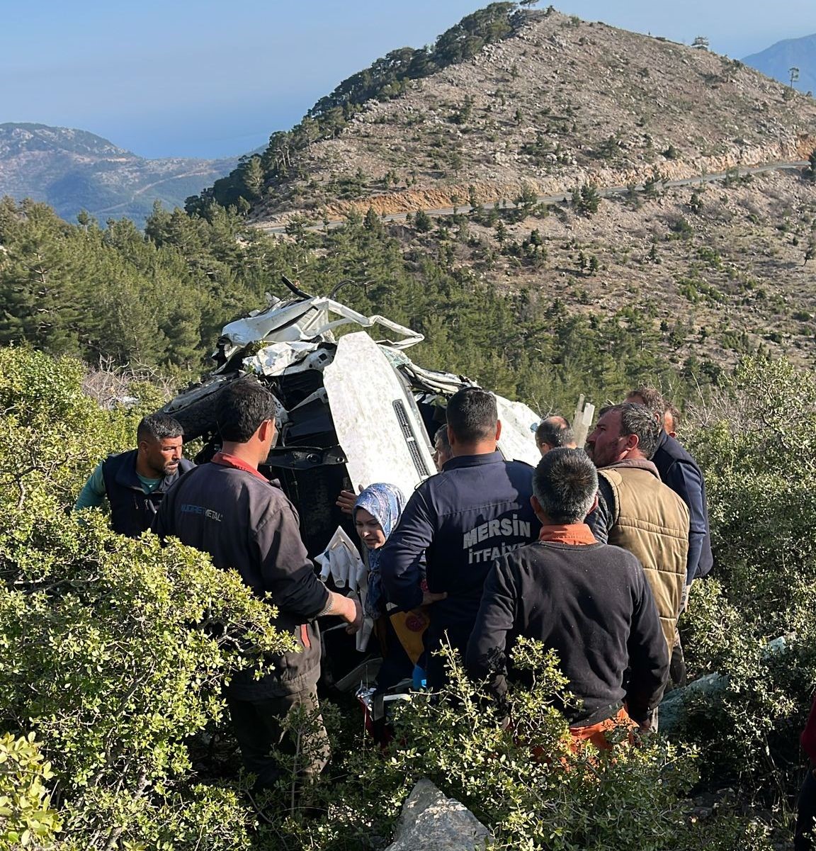 Mersin&rsquo;de iş&ccedil;i servisi u&ccedil;urumdan yuvarlandı: &Ouml;l&uuml; ve &ccedil;ok sayıda yaralı var
