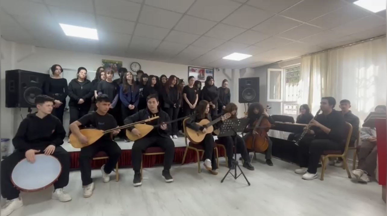 Osmaniye&rsquo;de &ouml;ğrencilerden İstiklal Marşı&rsquo;nın kabul&uuml;ne anlamlı etkinlik
