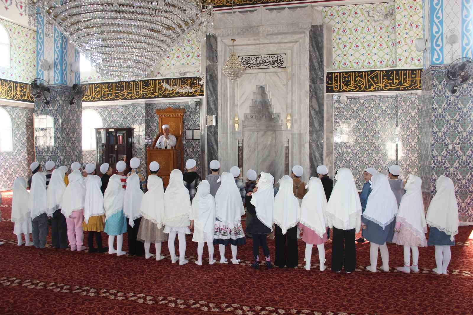 Cizre&rsquo;de &ccedil;ocuklar cami ile buluştu
