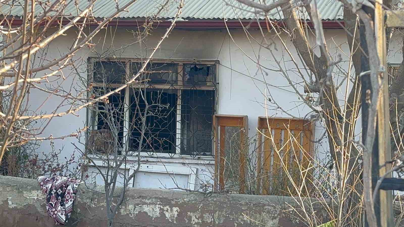 Elazığ&rsquo;da ev yangını: 1 kişi hayatını kaybetti
