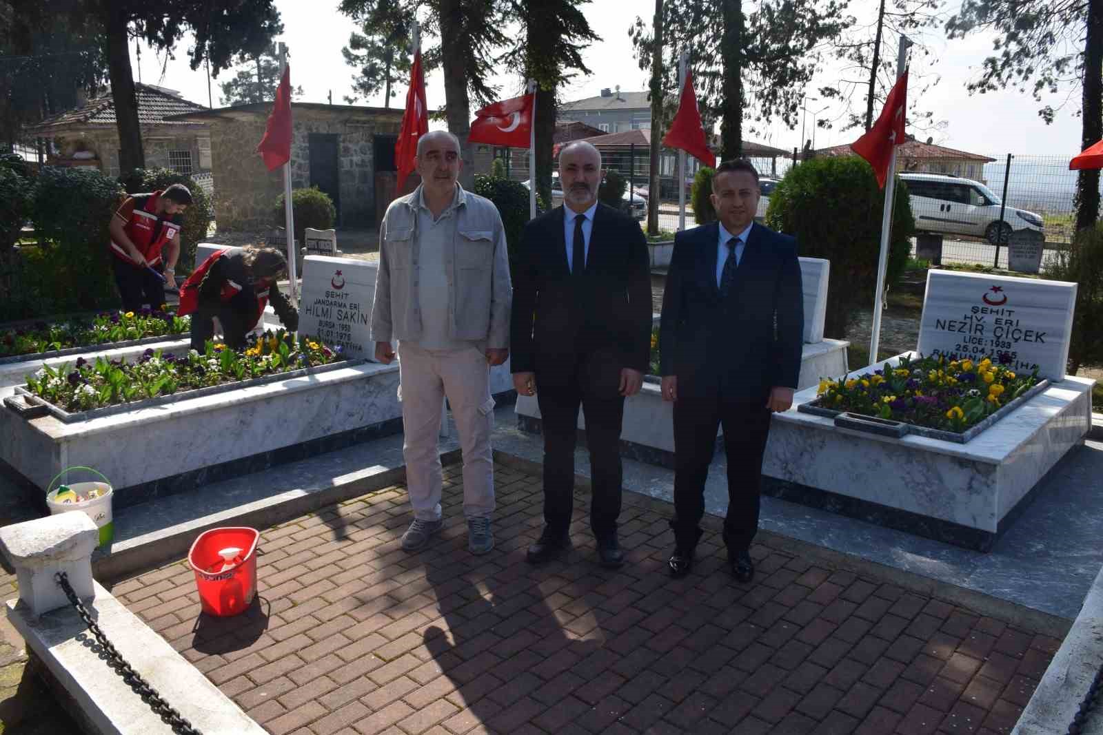 Bayram öncesi şehit mezarlarında çalışmalar yapıldı