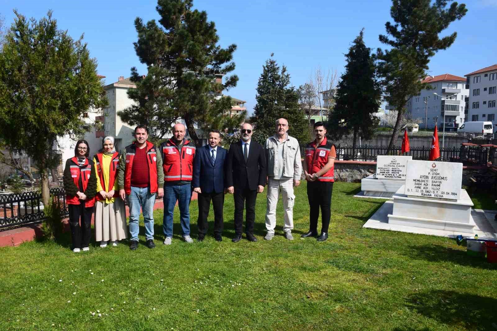 Bayram &ouml;ncesi şehit mezarlarında &ccedil;alışmalar yapıldı
