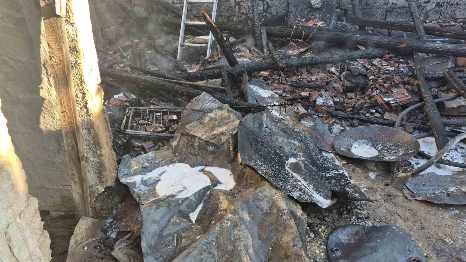 Eskişehir&rsquo;de yangın paniği: Mahalleli sokağa d&ouml;k&uuml;ld&uuml;
