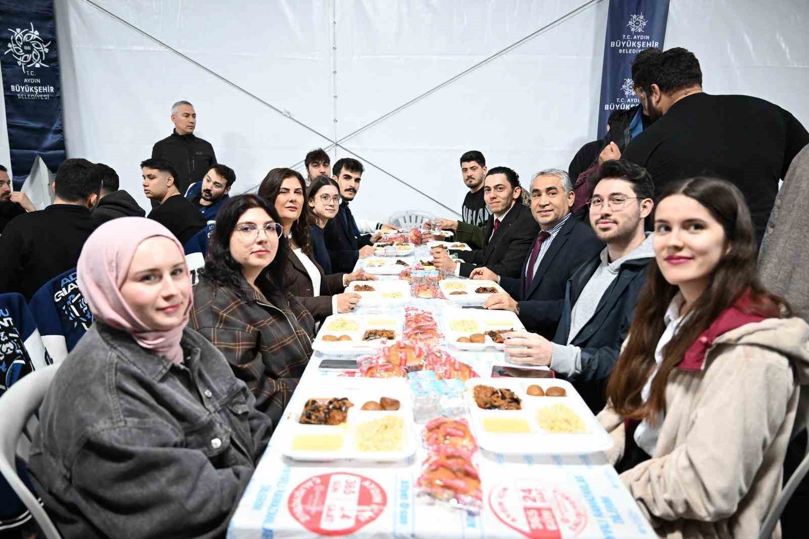 Başkan &Ccedil;er&ccedil;ioğlu, AD&Uuml; &ouml;ğrencileri ile iftarda bir araya geldi
