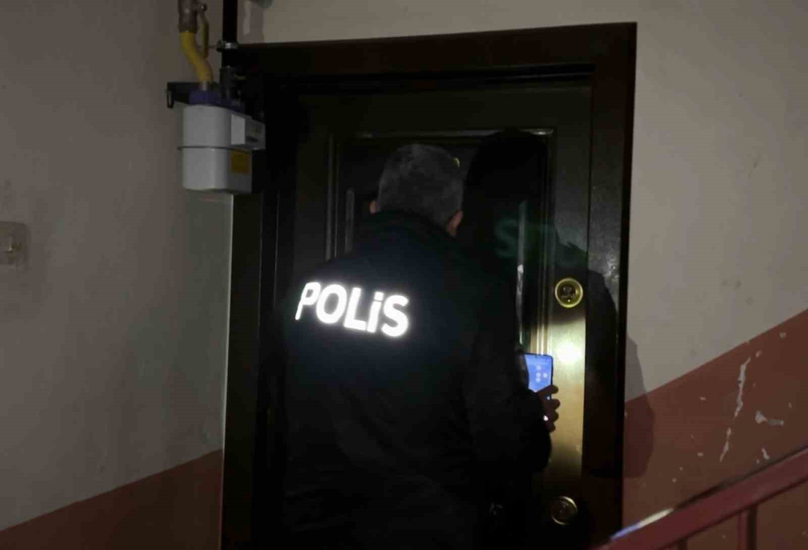 Alzheimer anne oğlunu unuttu, sokakta kalan oğlu i&ccedil;in ekipler seferber oldu
