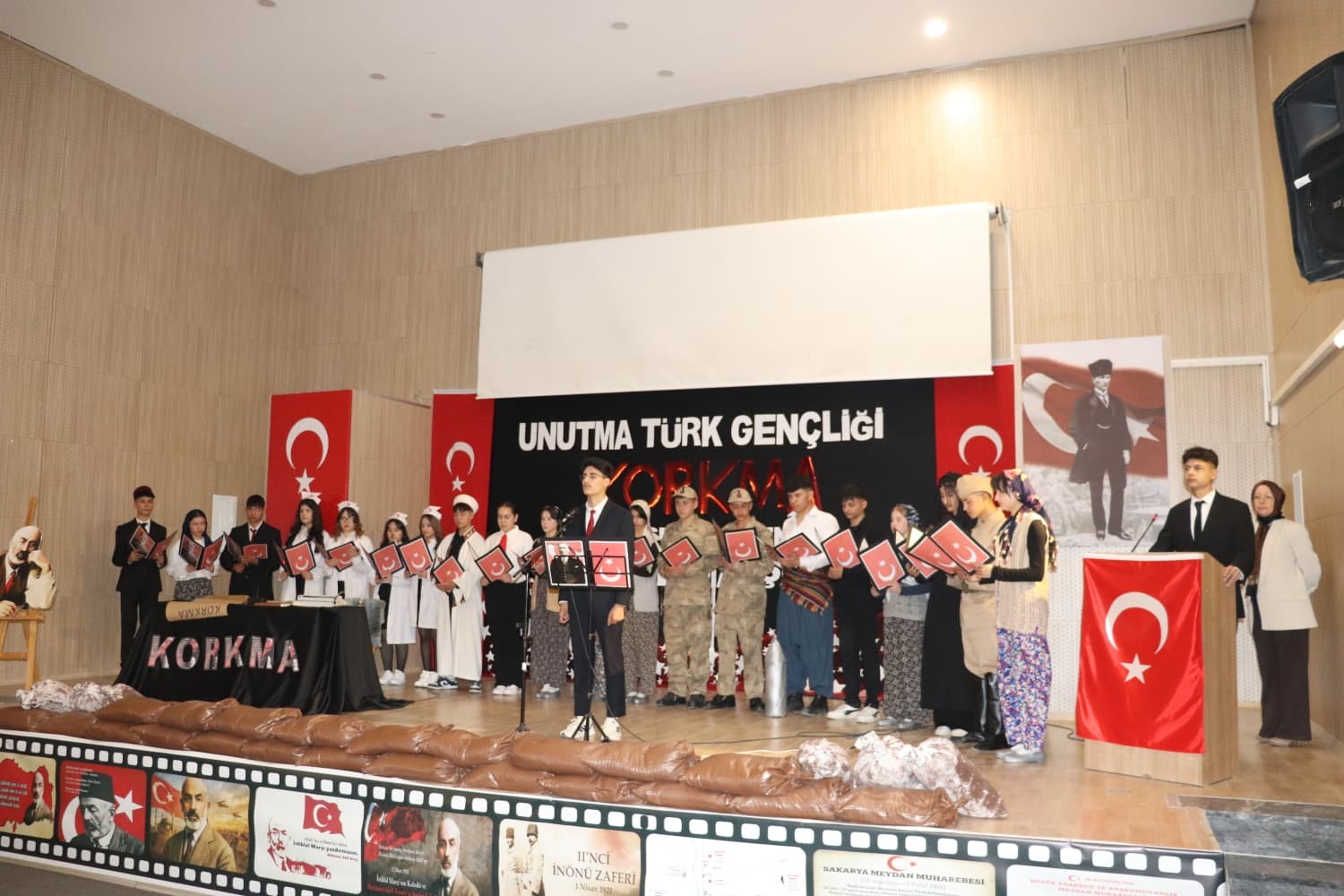 Selendi&rsquo;de İstiklal Marşı&rsquo;nın kabul&uuml;n&uuml;n 105. yılı anıldı
