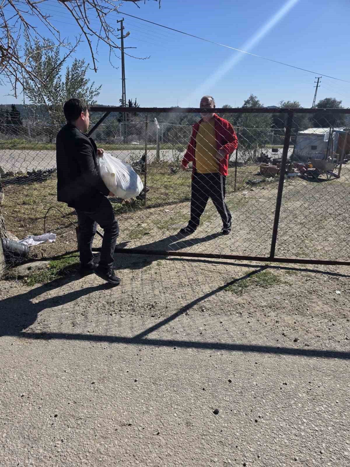 Onlarca aileye gıda kolisi dağıttı
