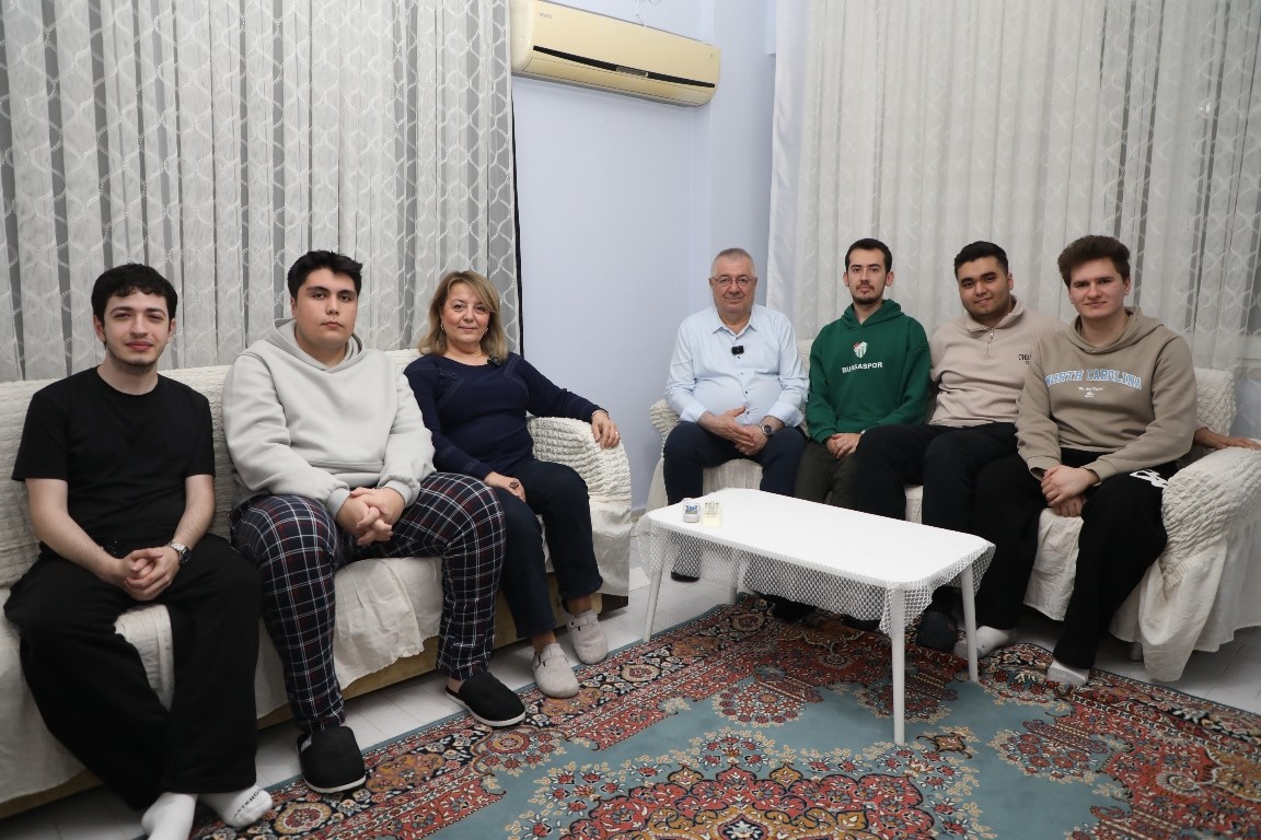 Başkan Ertaş &uuml;niversite &ouml;ğrencilerinin iftar sofrasına konuk oldu
