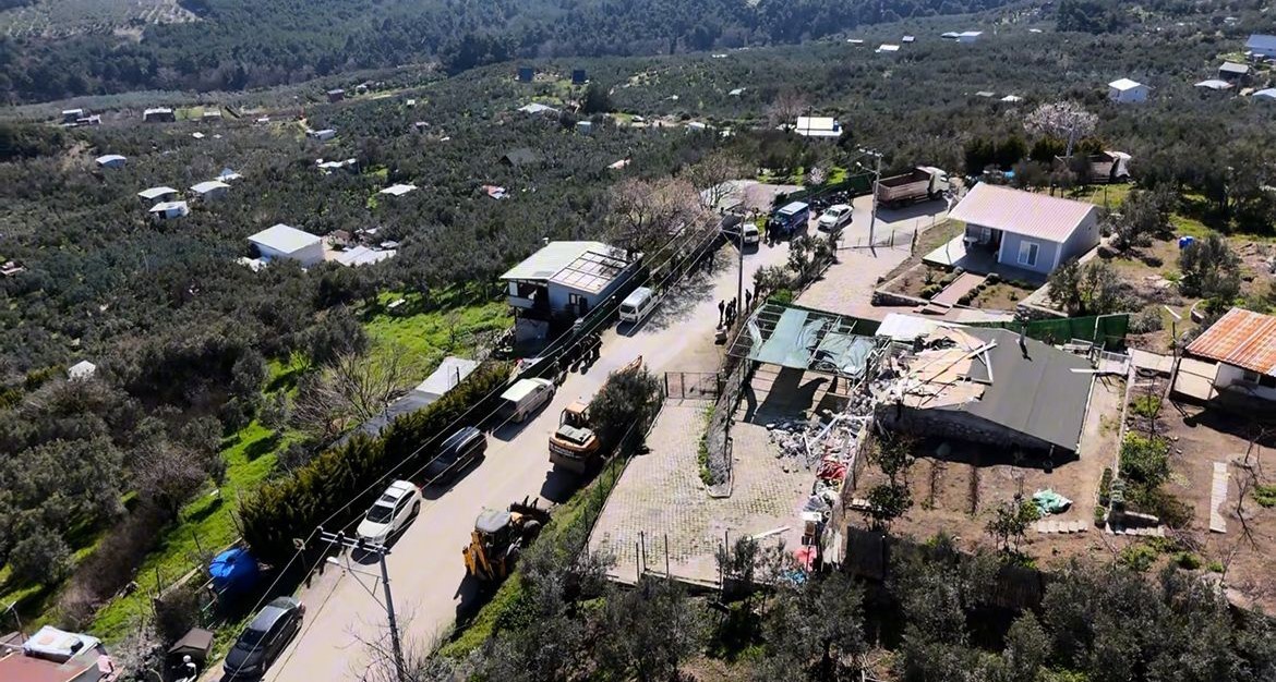 Bayram arifesinde evlerine yıkım ekibi gelince belediye başkanına beddua yağdırdı: "Sana verdiğimiz oylar haram olsun"
