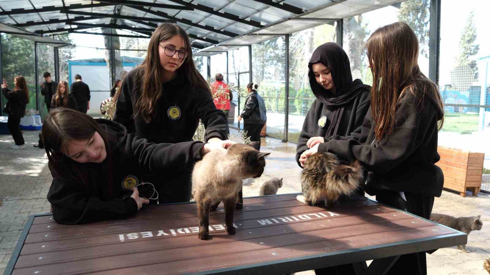 Gençerlerden patili canlara ziyaret