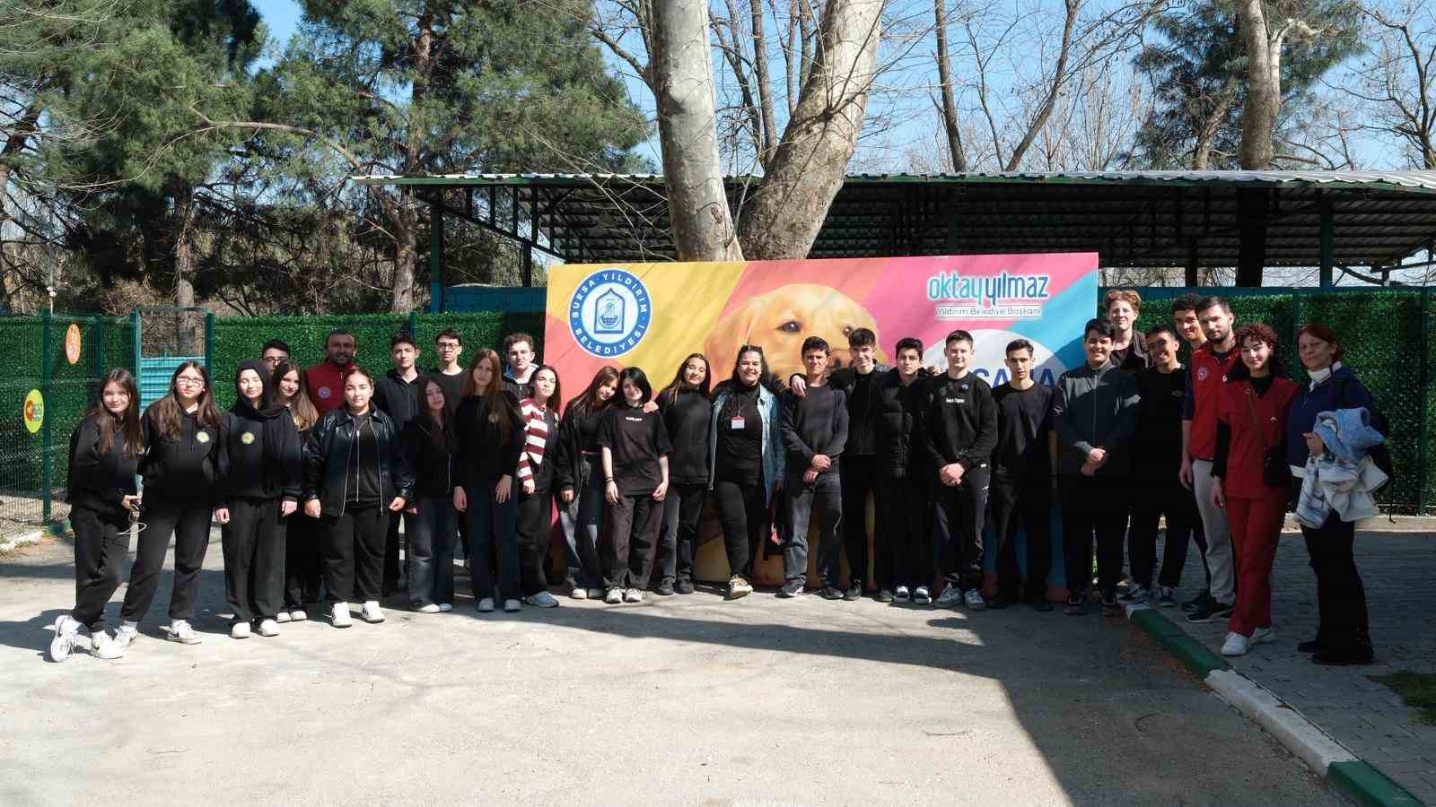 Gen&ccedil;erlerden patili canlara ziyaret
