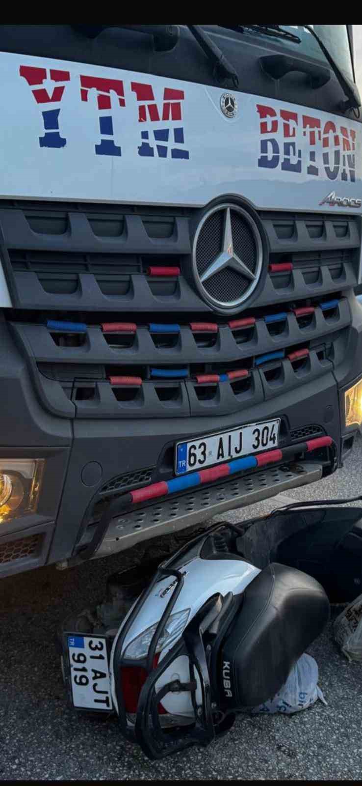 Beton mikseriyle &ccedil;arpışan motosikletin s&uuml;r&uuml;c&uuml;s&uuml; yaralandı
