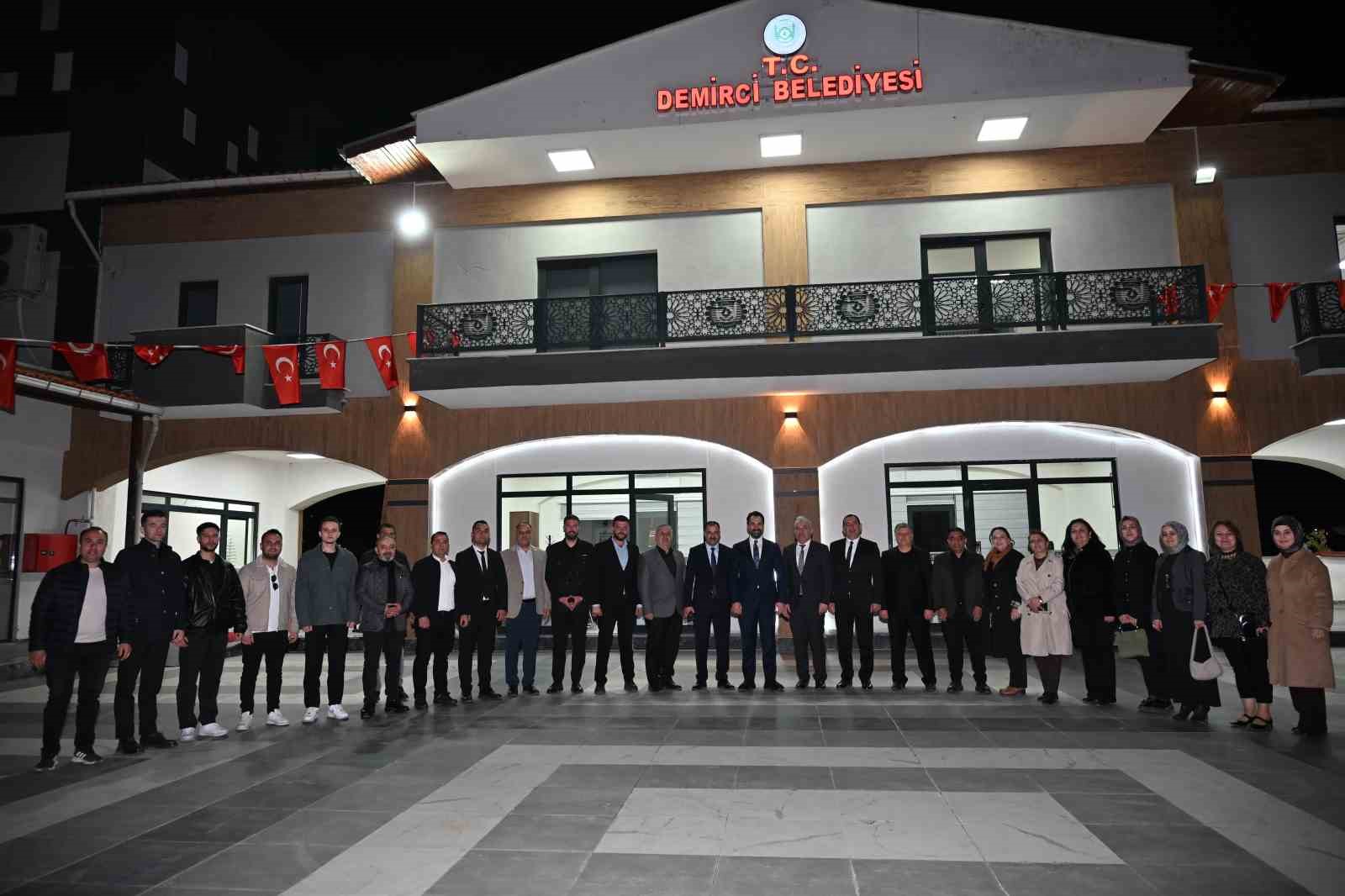 Demirci&rsquo;de 5 bin kişilik iftar sofrası kuruldu
