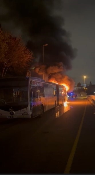 15 Temmuz Şehitler K&ouml;pr&uuml;s&uuml;&rsquo;nde metrob&uuml;s alev alev yandı: Yolcular tahliye edildi
