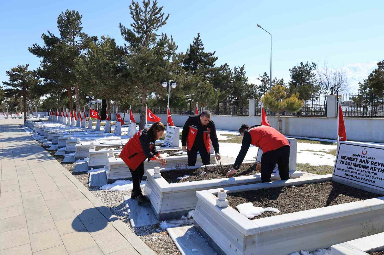 Şehit kabirleri bayram &ouml;ncesi ziyaret ediliyor

