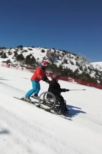 Tekerlekli sandalyeyle kayak yaparak hayalini gerçekleştirdi