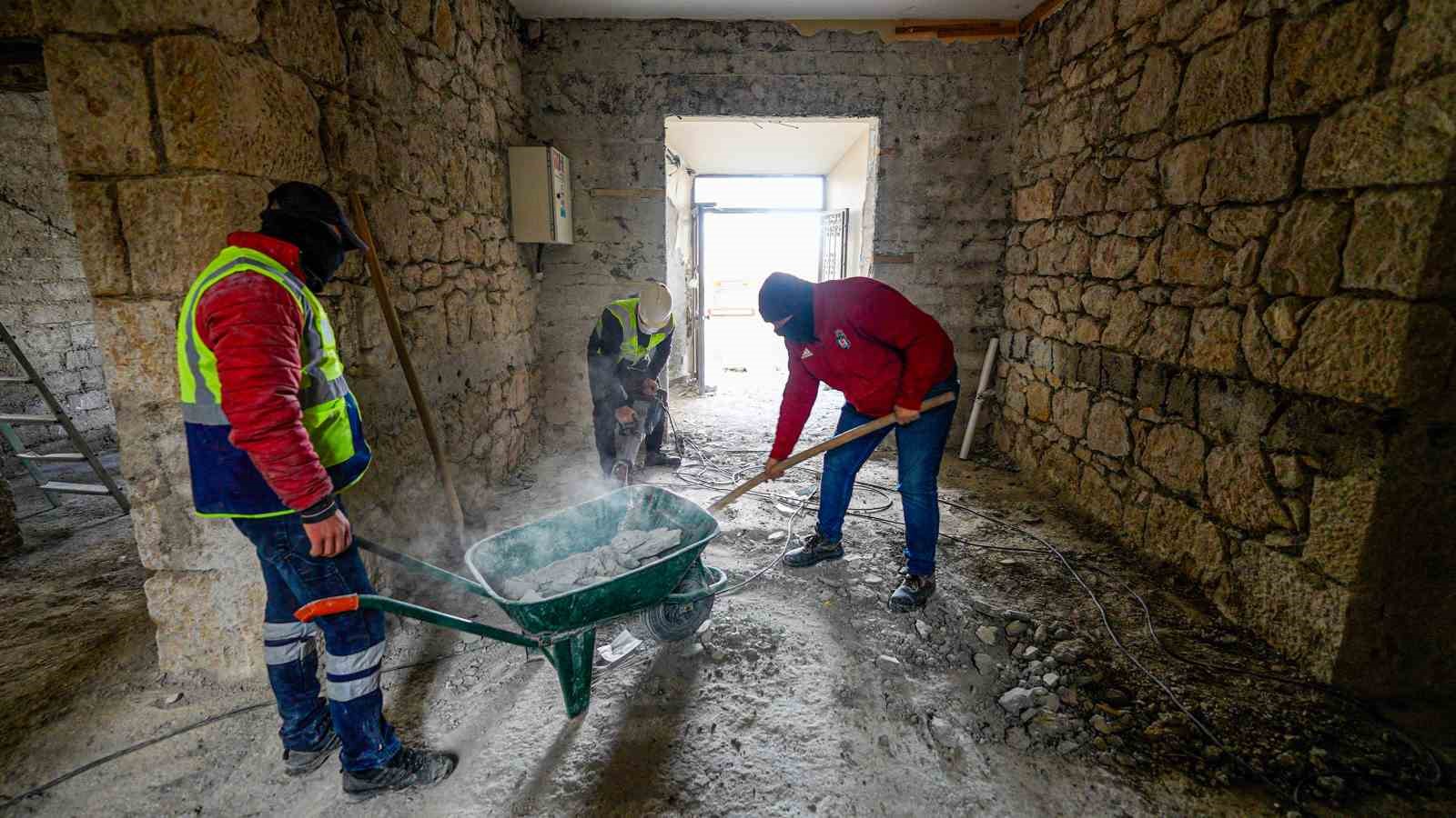 İli&ccedil;&rsquo;in tarihi taş binası restorasyonla yeniden hayat buluyor
