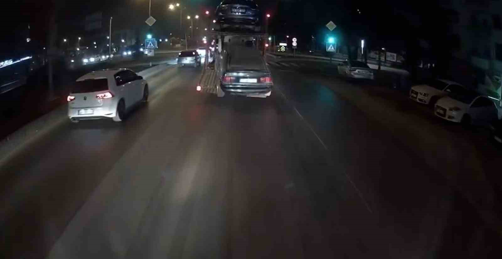 Çekici otomobili yola düşürdü