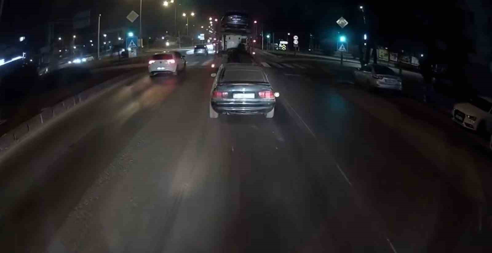 &Ccedil;ekici otomobili yola d&uuml;ş&uuml;rd&uuml;
