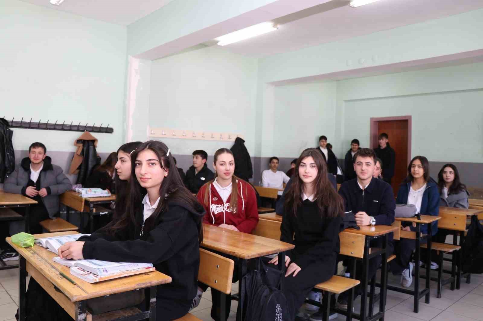 &Ouml;ğrenciler, &rsquo;zimem defteri&rsquo; geleneğiyle bor&ccedil;ları &ouml;dedi
