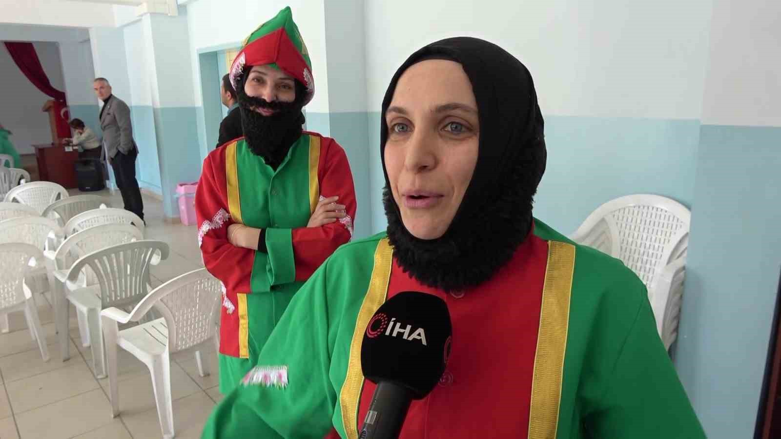 Gen&ccedil; kadınlar, Karag&ouml;z ile Hacivat olup "K&acirc;be&rsquo;de Hacılar" ilahisini işaret diliyle sahneledi
