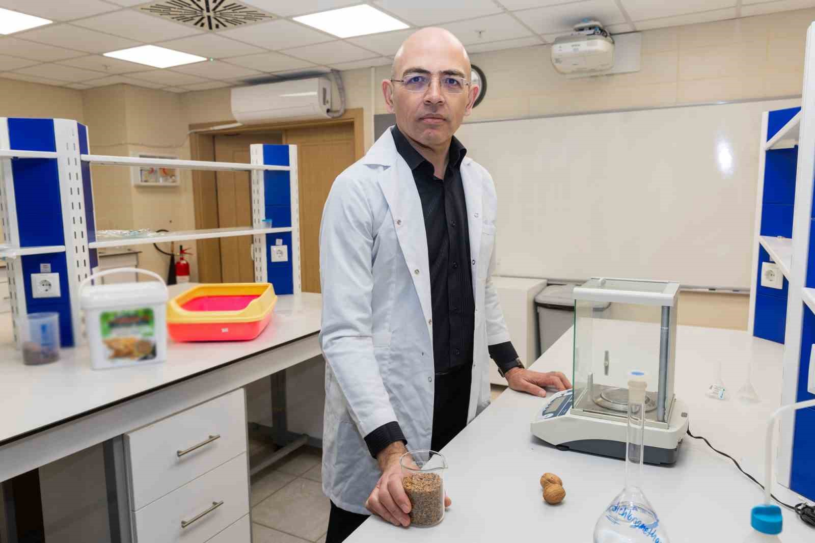 Ceviz kabuğundan kedi kumu &uuml;retti
