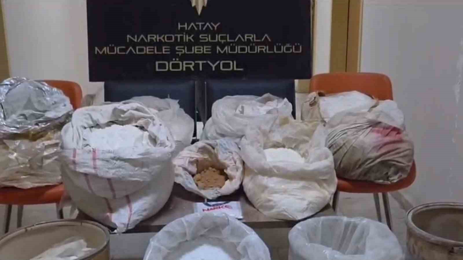 Portakal bahçesinde gerçekleşen uyuşturucu alışverişine polis ekiplerinden baskın: 175 kilogram kimyasal uyuşturucu ham maddesi ele geçirildi