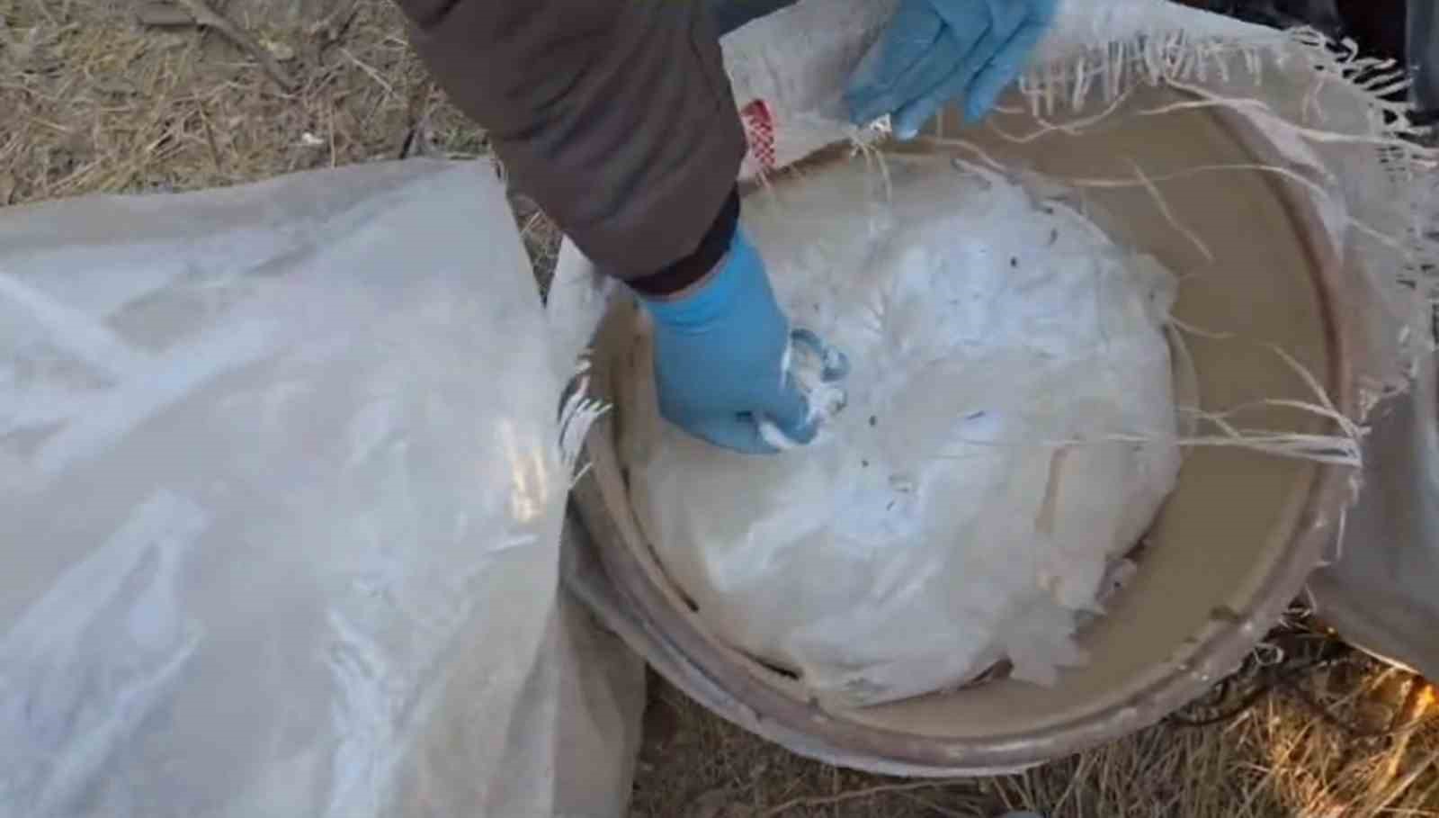 Portakal bah&ccedil;esinde ger&ccedil;ekleşen uyuşturucu alışverişine polis ekiplerinden baskın: 175 kilogram kimyasal uyuşturucu ham maddesi ele ge&ccedil;irildi
