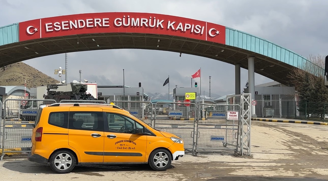 Esendere Sınır Kapısı’nda sessiz bekleyiş sürüyor