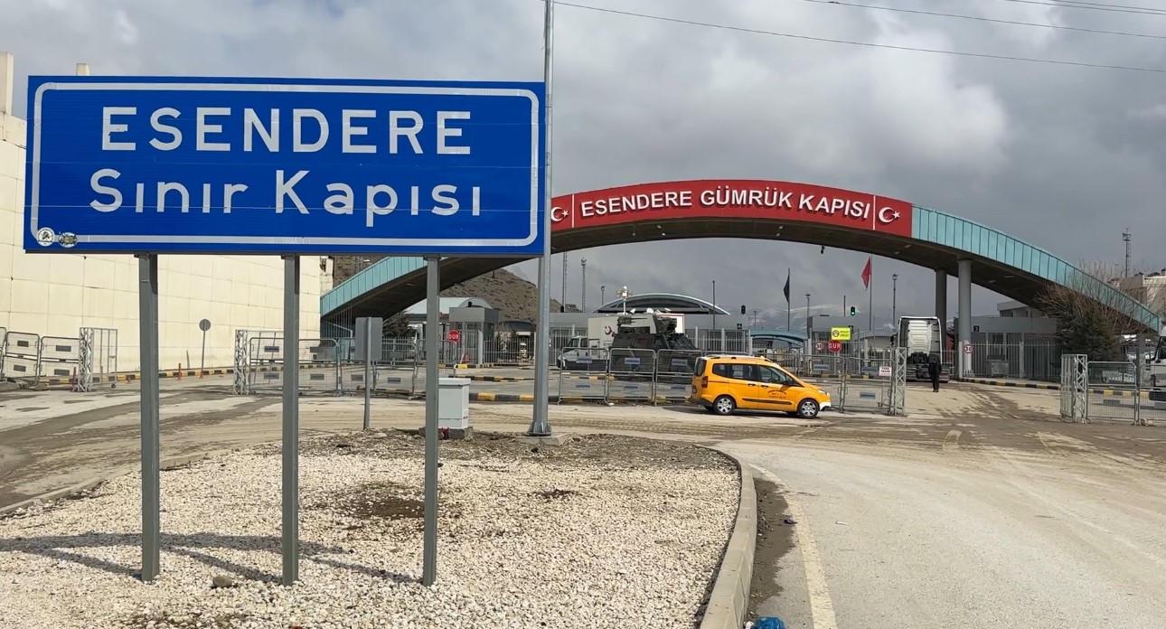 Esendere Sınır Kapısı&rsquo;nda sessiz bekleyiş s&uuml;r&uuml;yor
