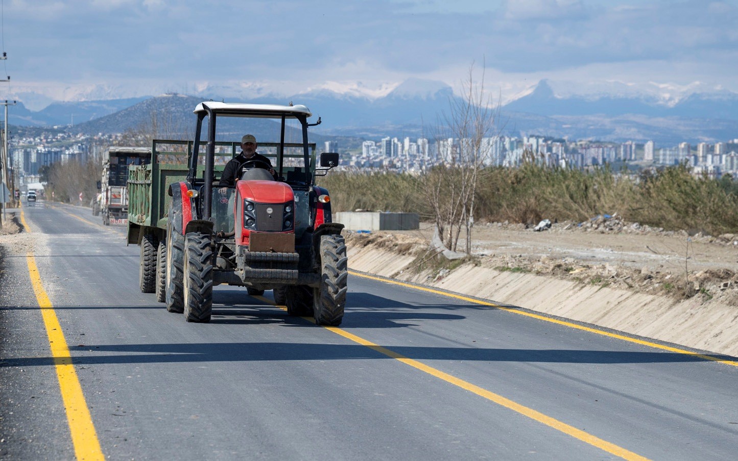 Tarsus&rsquo;ta &ccedil;ift&ccedil;ileri sevindiren yol &ccedil;alışması
