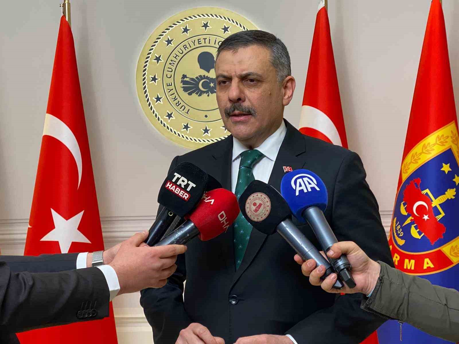 İ&ccedil;işleri Bakanı &Ccedil;ift&ccedil;i&rsquo;den ara&ccedil; i&ccedil;i multimedya sistemleriyle ilgili a&ccedil;ıklama: "Orijinalinde olmayan ilaveler yapılması durumunda 21 bin lira ceza &ouml;ng&ouml;r&uuml;l&uuml;yor"
