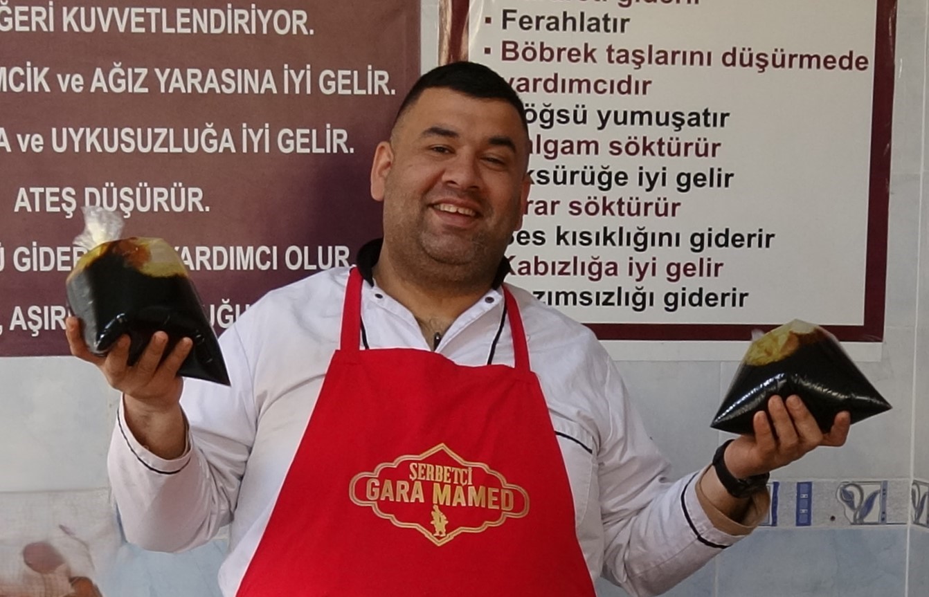 45 yıldır aynı y&ouml;ntemle meyan şerbeti hazırlıyor
