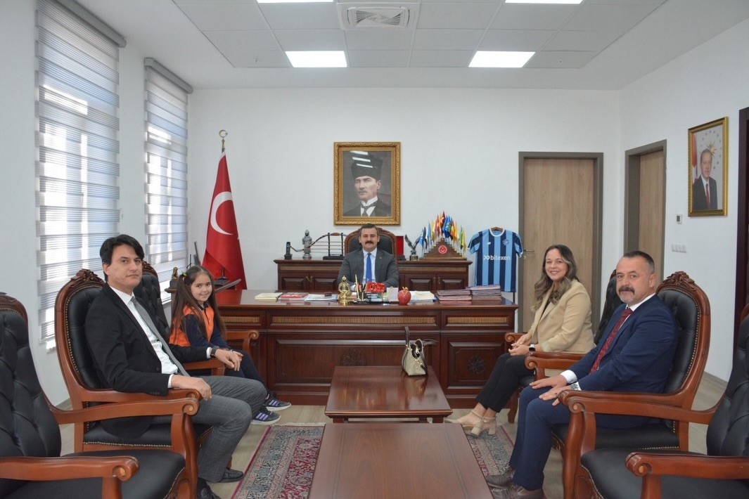 Köyceğiz’de İstiklal Marşı’nı okuma yarışmasında 1’inci olan öğrenci ödüllendirildi