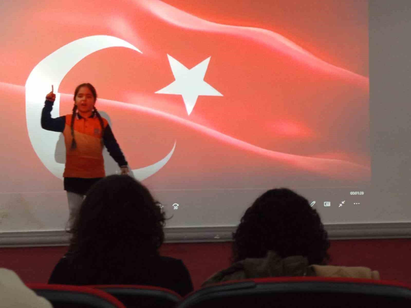 K&ouml;yceğiz&rsquo;de İstiklal Marşı&rsquo;nı okuma yarışmasında 1&rsquo;inci olan &ouml;ğrenci &ouml;d&uuml;llendirildi
