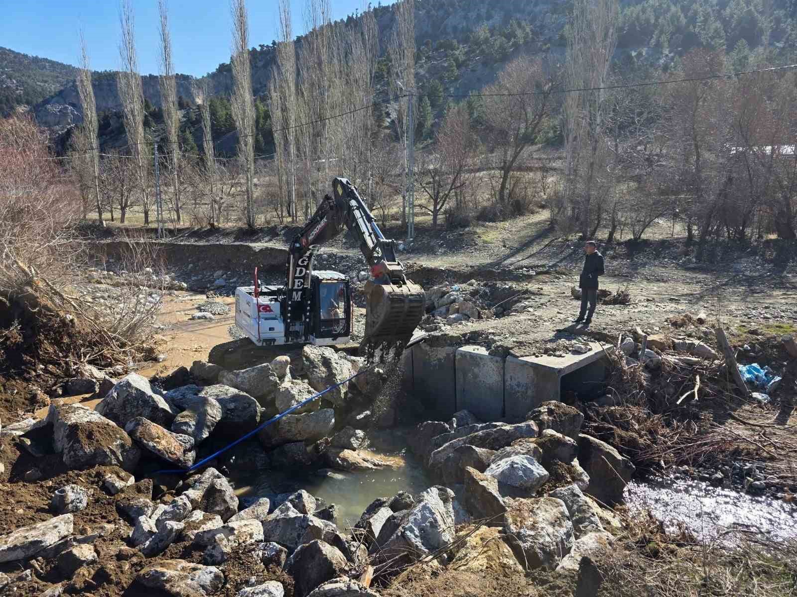 Yağışlar sonrası kapanan yol yeniden ulaşıma a&ccedil;ıldı
