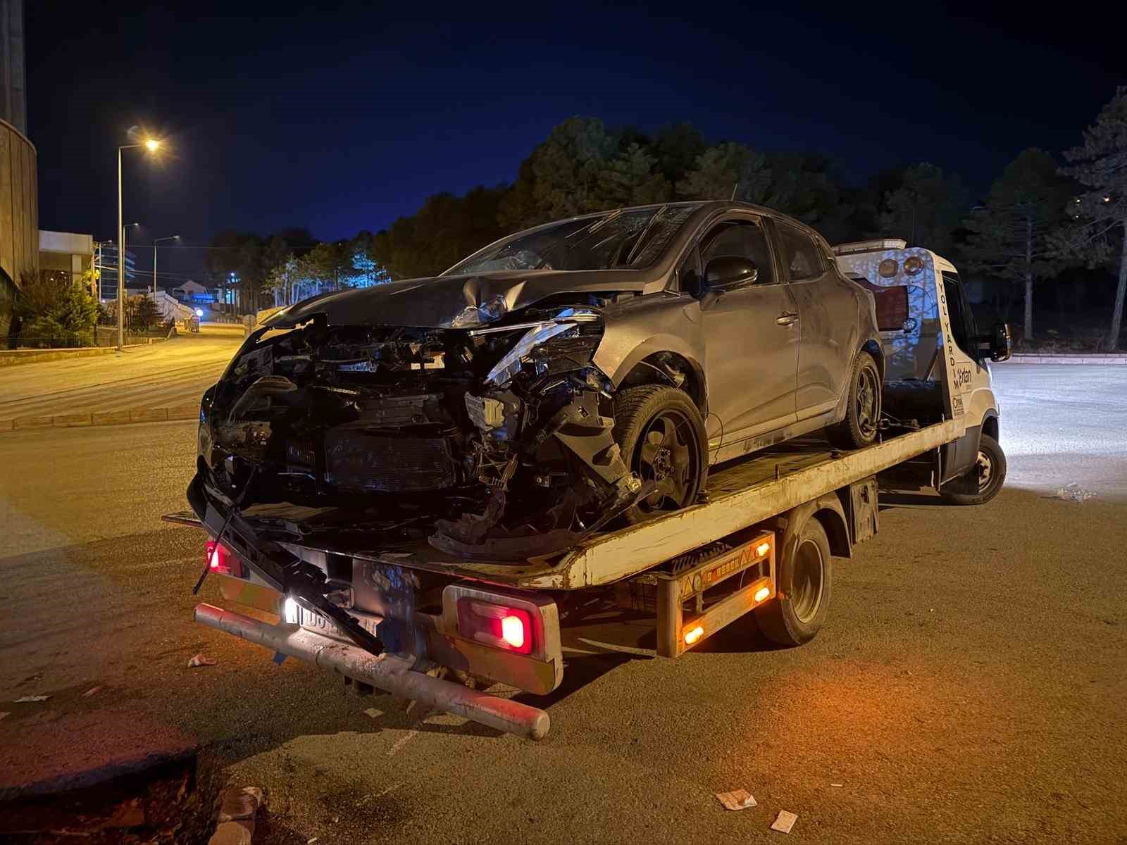 Elazığ&rsquo;da otomobil istinat duvarına &ccedil;arptı: 1 yaralı
