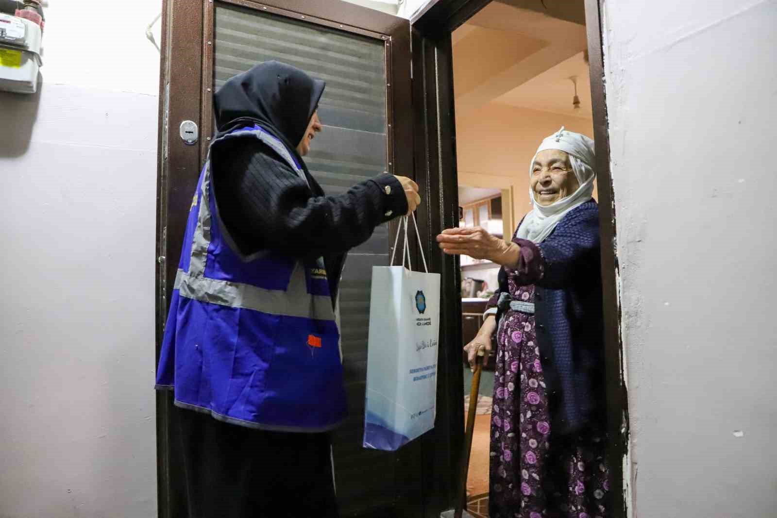 Diyarbakır&rsquo;da yaşlılara dayanışma ziyareti
