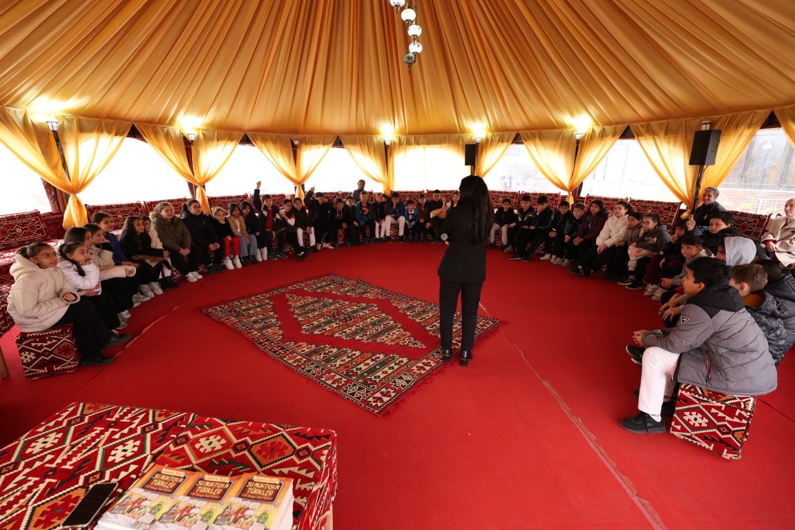 Otağ &ccedil;adırında minik kitapseverler i&ccedil;in imza g&uuml;n&uuml;
