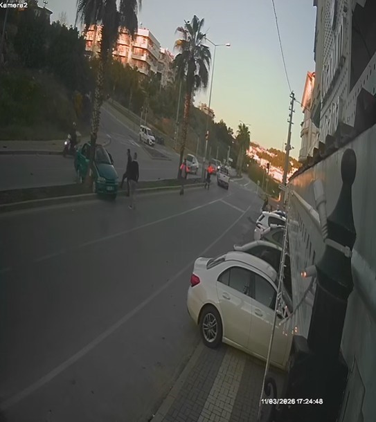 Kazaya karışan otomobilin palmiyeye &ccedil;arpma anı kamerada
